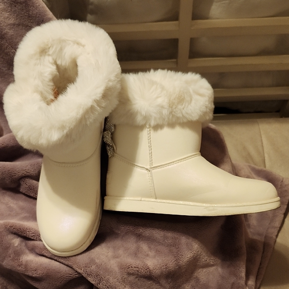 Women's Cozy White Fur-Lined Boots